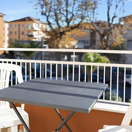 Victoria Lucus Bormani Apartment Diano Marina